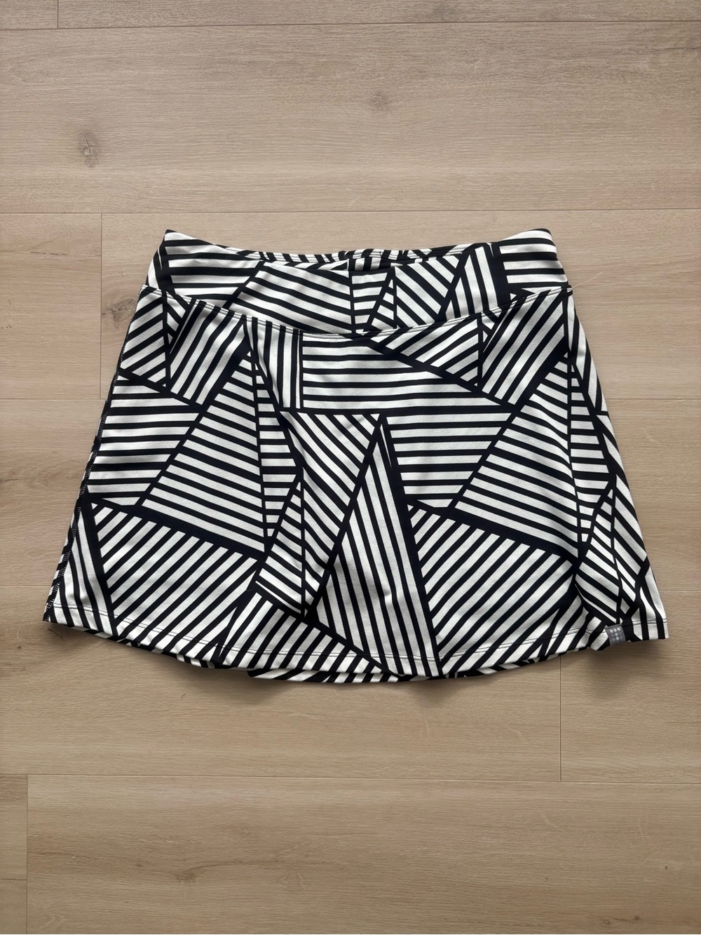 Title Nine Skort size M Black & White Geometric Stripe